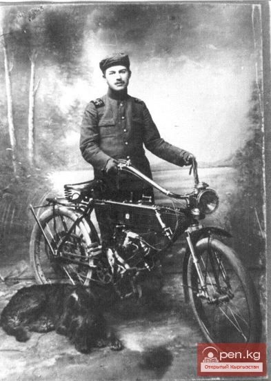 Шаарда биринчи мотоциклист 1912-жыл.