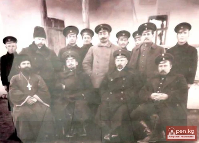 Мектептин мугалимдери жана畢業生дери. 1914-жыл.