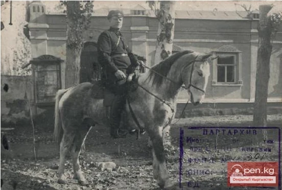 Пишпек милициясынын начальниги Терещенко - 1926-жыл. Болжолдуу. Бул революцияга чейинки имарат - Россиялык коомдун конторасы. Чыгышка карай Краснооктябрьская көчөсүнүн көрүнүшү. (Тыныстанова) Оңдо (кадрдан тышкары) Татарская көчөсүнүн түндүк-чыгыш бурчундагы кесилиш. (Пушкина) Жогоруда аталган көчөлөрдүн түштүк-батыш бурчунда - Чыгыш коомунун конторасы жайгашкан.