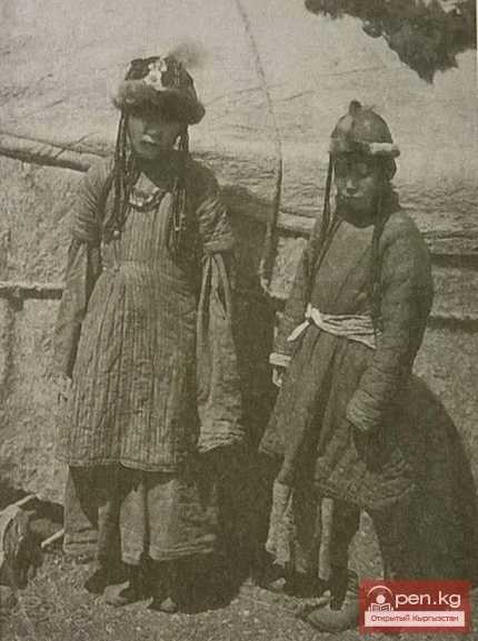 Кыргыз аялдарынын XIX кылымдын аягынан XX кылымдын башына чейинки бут кийимдери жана зергердик буюмдары.