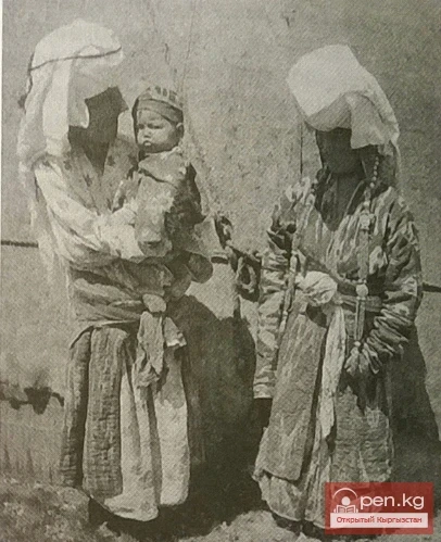 Women (Mangyts). Shirt and robe. The Bauka area. Alai Valley. 1901.