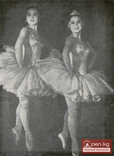 Cholpon Dzhamanova and K. Mademilova in the ballet "Raymonda".