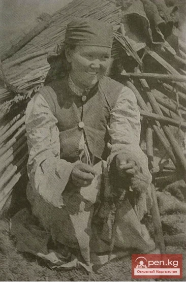 Сучение нити. Ошский округ, Алайская доли. Киргизстан.