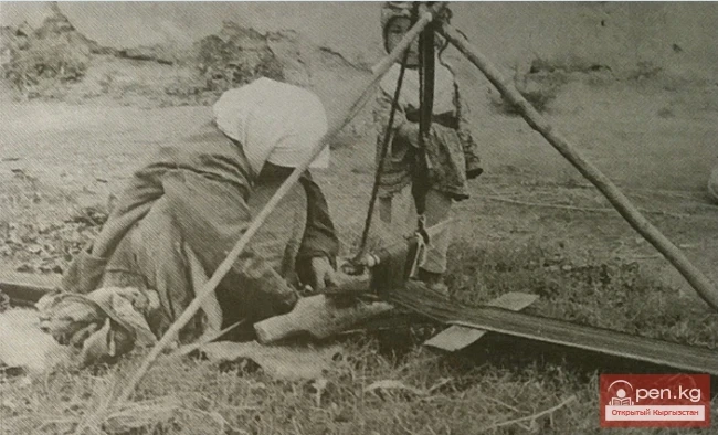 Тканье узорной таар. Колхоз Коммунизм, Джангы-Талакский сельсо-вет, Акталинский р-н, Тянь-Шаньская обл. 1954 г.
