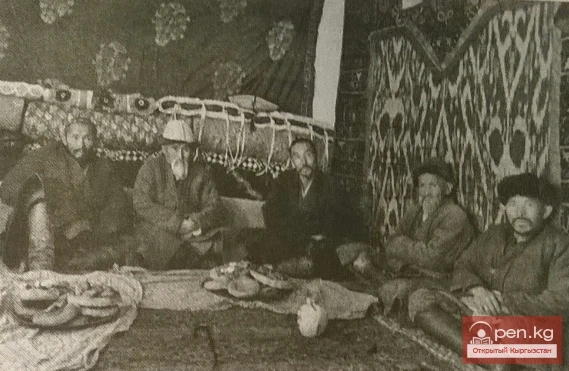 Внутренний вид дома. Мужчины за трапезой. Узгенский р-н, Ошскаяобл. 1955 г.