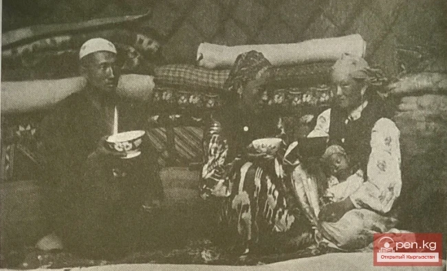Семья за питьем кумыса. Уголок внутреннего вида юрты