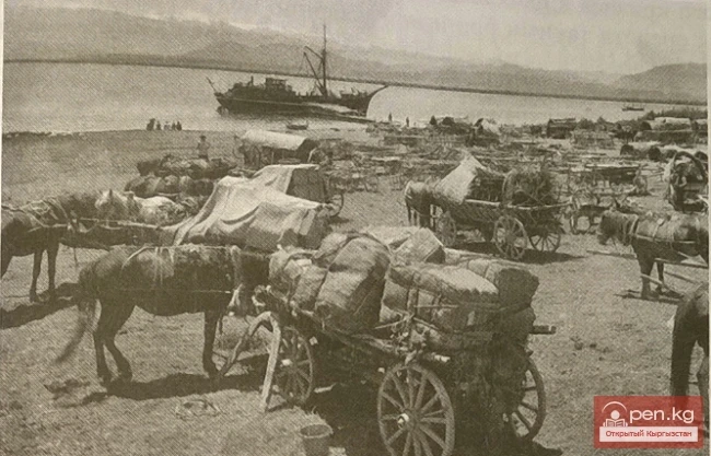 Доставка грузов к пароходу на пристани Рыбачье, у причала первый пароход «Прогресс Киргизстан а». Конец 1920-х годов