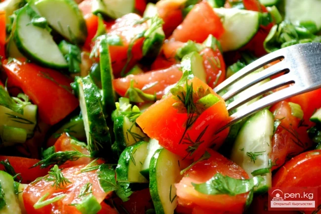 Жаңы помидор жана капуста салаты