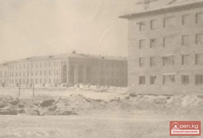 Frunze. Construction of the Agricultural Institute. Four-story dormitory for advanced training courses.
