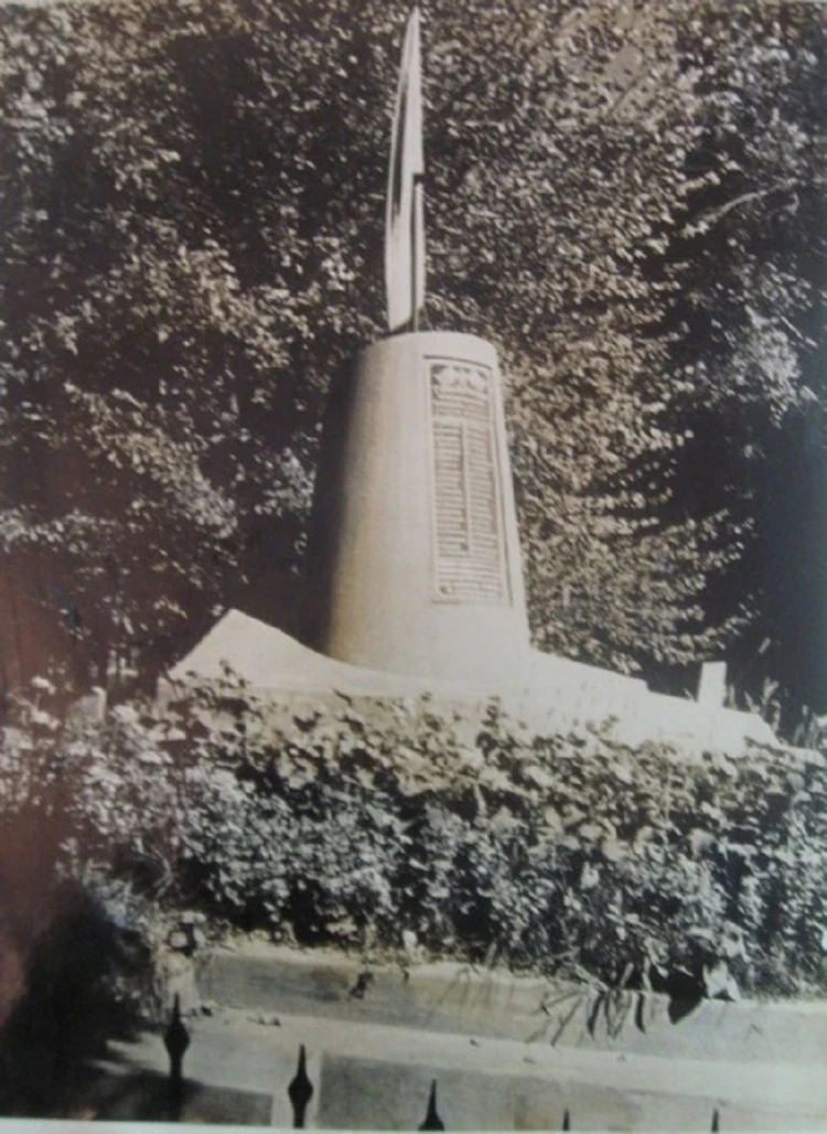 Consideration of the monument project at the Brotherly Grave in Dubovy Sad. Document No. 203 (June 1957).