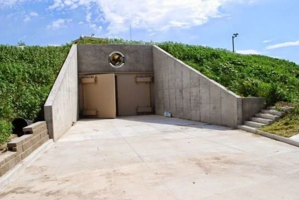 Underground Shelters in Hawaii, "Apocalyptic Insurance," and Fear of AI. What Are Tech Billionaires Afraid Of That We Don't Know?