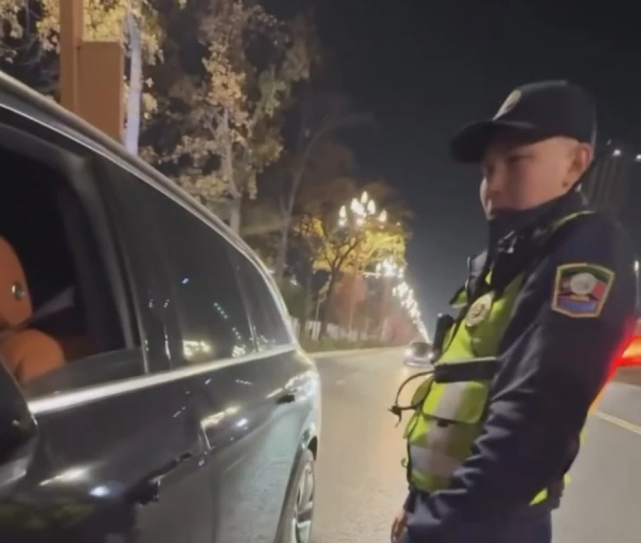 Патрульные в Бишкеке поймали 17-летнюю девушку за рулем авто