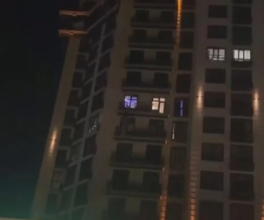 В Бишкеке гражданин Китая едва не упал с 7-го этажа