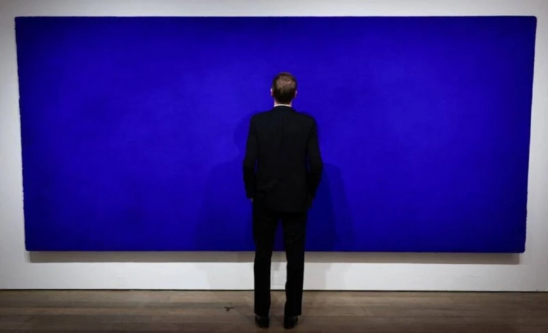 В Париже однотонную синюю картину продали за почти 18,4 млн евро