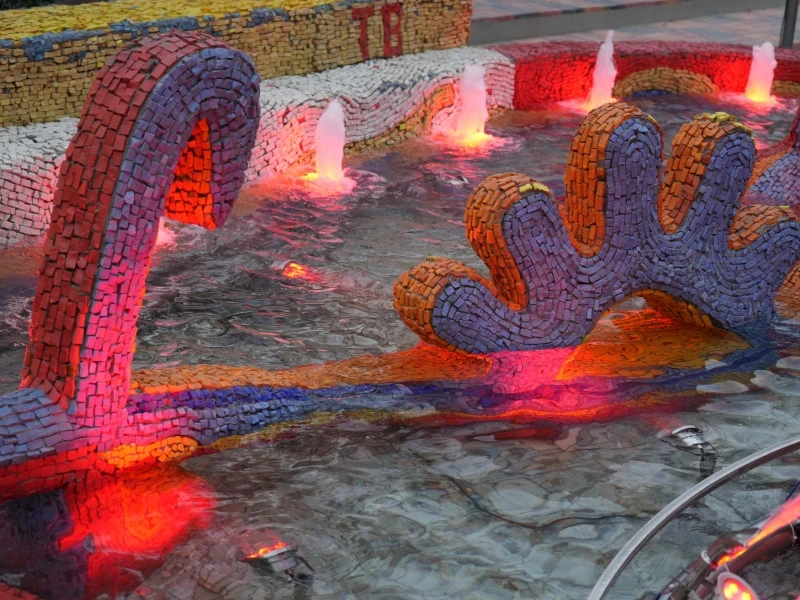 В Бишкеке открыли обновленный фонтан «Солнечные рыбки»