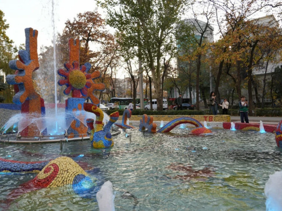 Фонтаны в Бишкеке: мэрия открыла «Солнечные рыбки», пока лошадки у ЦУМа «ускакали» в неизвестном направлении