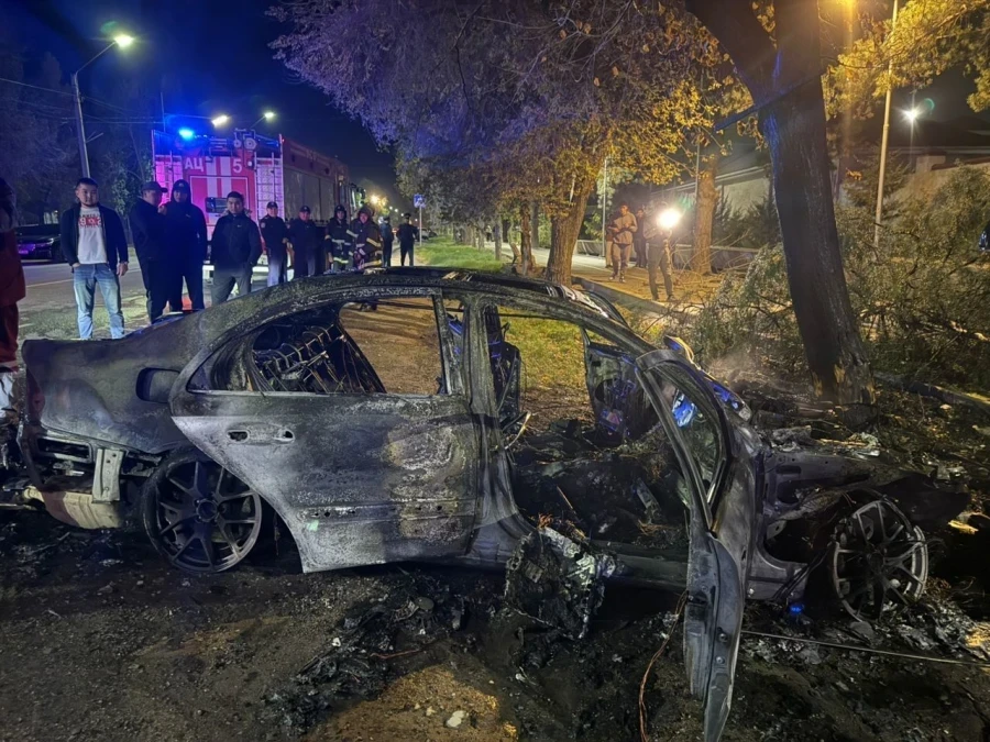 В Бишкеке Mercedes врезался в дерево и полностью сгорел, пострадали трое