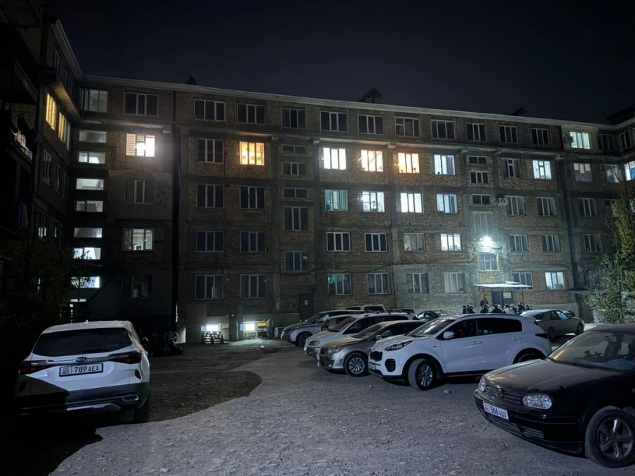 Дагы бир көйгөйлүү көп кабаттуу үйдү Бишкекте Минстрой мыйзамдаштырды