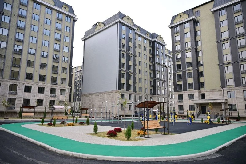 Садыр Жапаров открыл ипотечный ЖК «Асман Резиденс-4» в Сузаке