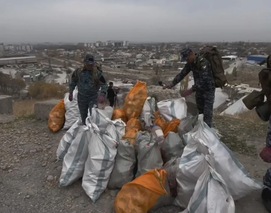 Патрульные вместе с экоактивистом убрали мусор на Панораме