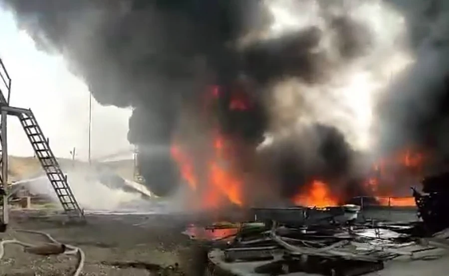 В Кадамджае горит нефтедобывающая станция