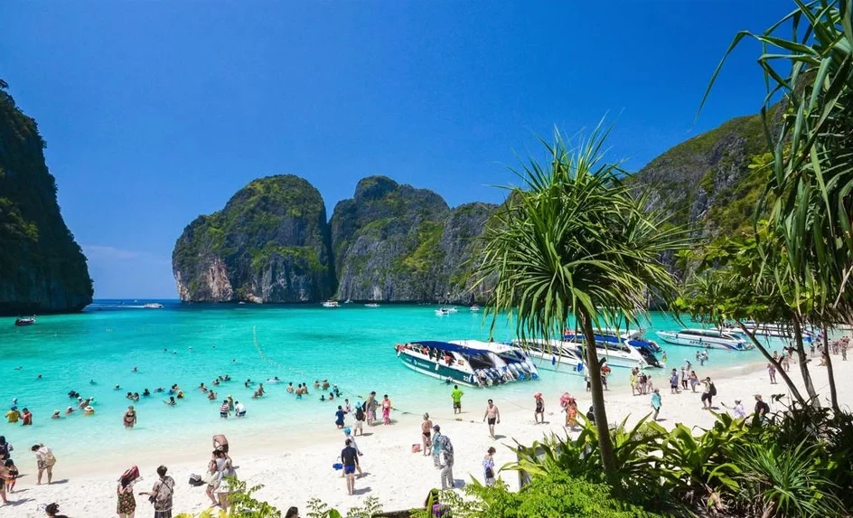 In Thailand, tourists are asked to adhere to new rules due to mourning