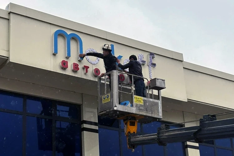 In Osh, signs not in the Kyrgyz language are being removed. A raid took place there.