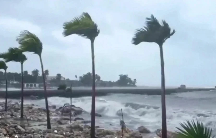 A powerful hurricane "Melissa," the strongest in history, has struck Jamaica, resulting in casualties.