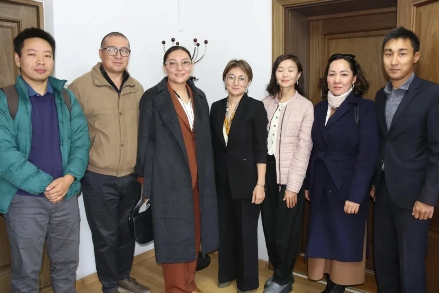 Жаш кыргызстандык илимпоздор Кытайга стажировкага жөнөп жатышат