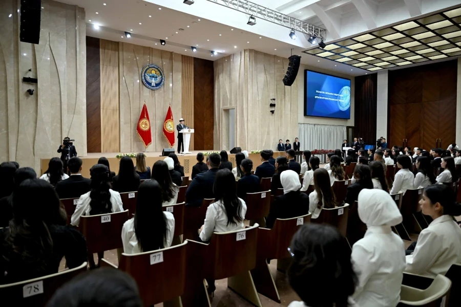 Садыр Жапаров 92 мыкты студентке президенттик стипендияларды тапшырды