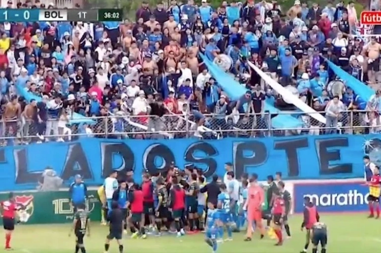 Seven Ejections and Tear Gas at the Match "Blooming" - "Bolivar"
