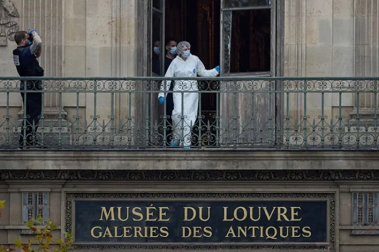 Jewels Stolen from the Louvre in Broad Daylight. Some Have Already Been Found