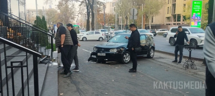 In the center of Bishkek, a car drove onto the sidewalk. Video and photos
