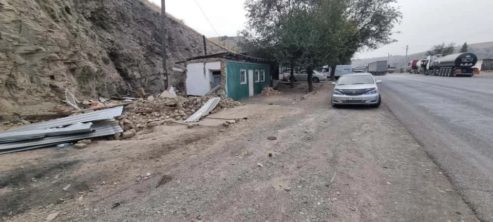 Illegal trading points along the highway are being dismantled in Tash-Kumyr