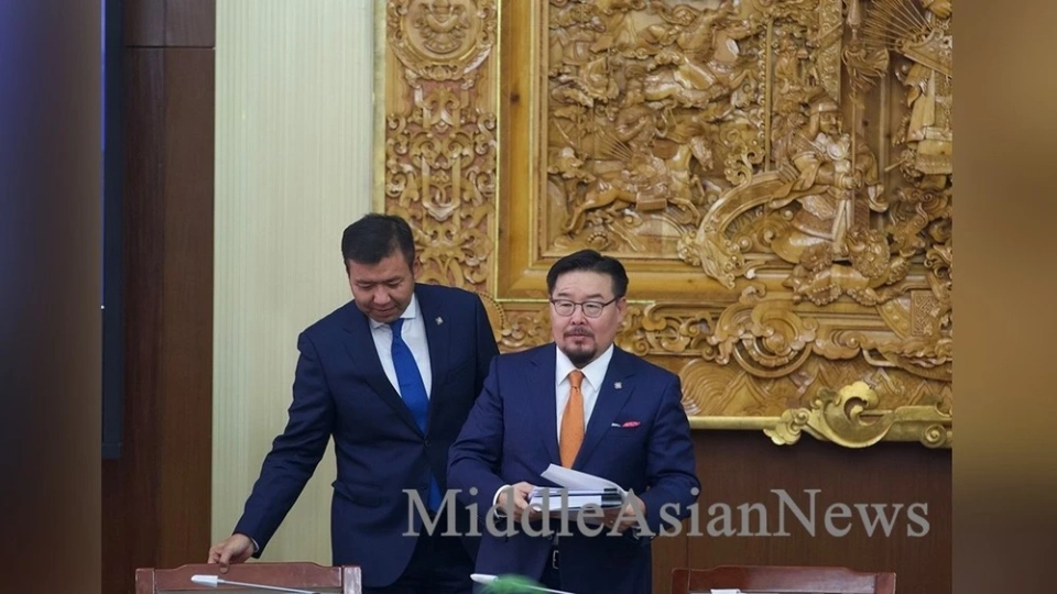 Занданшатар побеждает во внутрипартийной борьбе