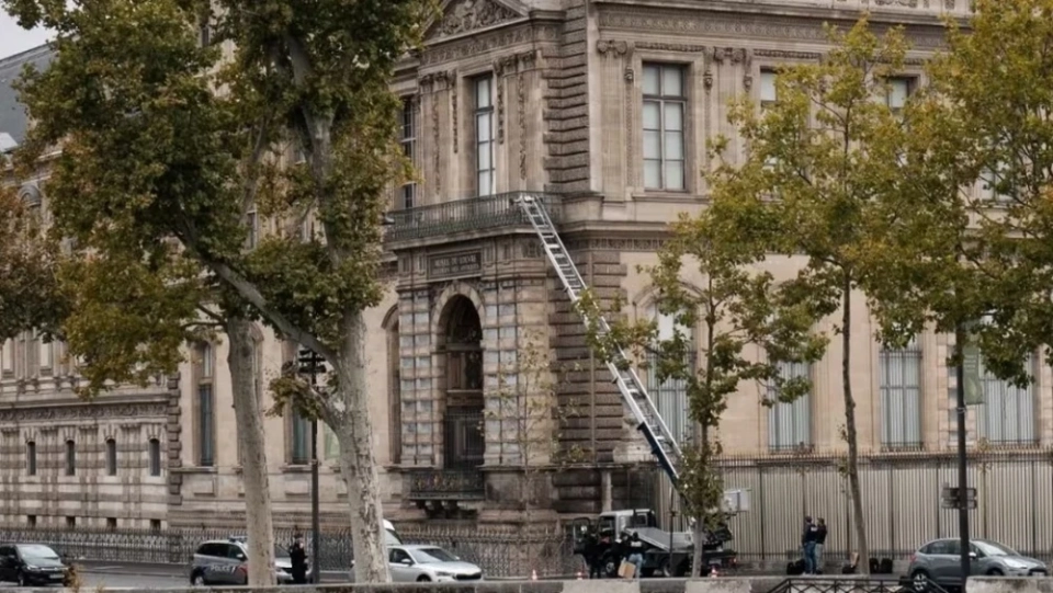 В Париже задержали двух подозреваемых в краже драгоценностей из Лувра