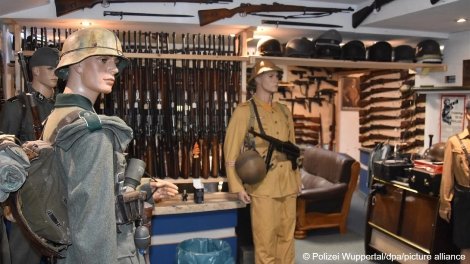 In Germany, a large gang of dealers offering Nazi weapons was detained