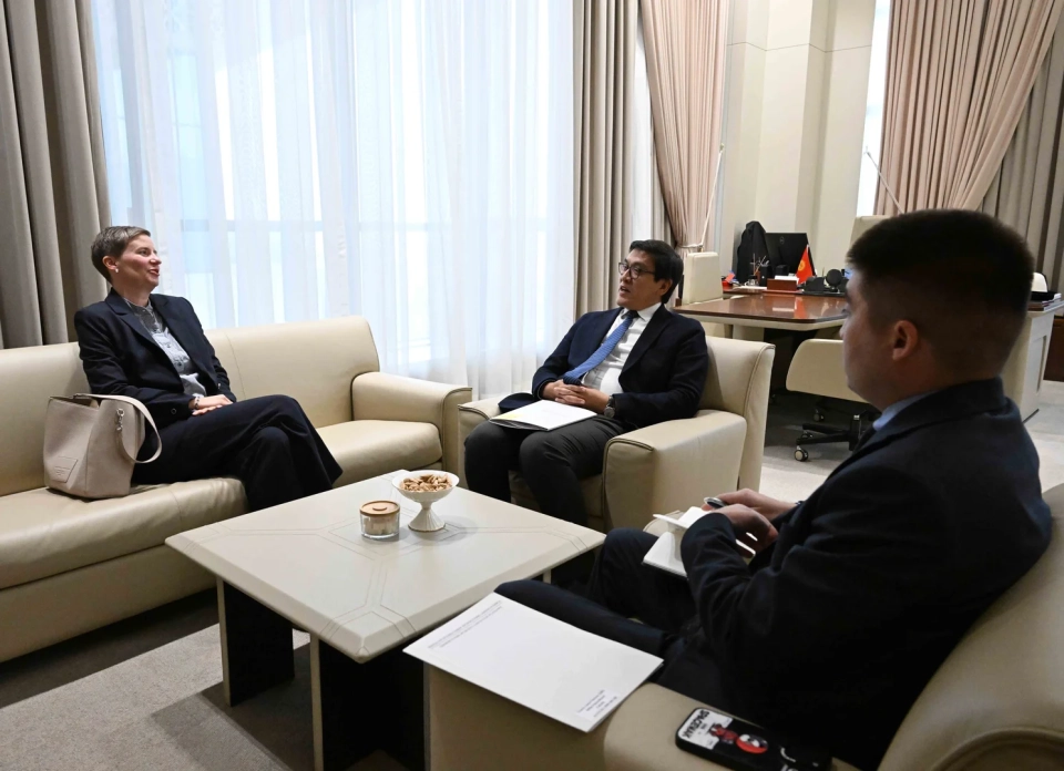 Зампред кабмина Германиянын элчиси Моника Ленхардды кабыл алды