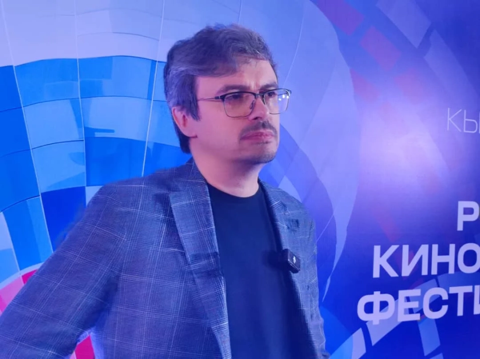 Россиядан көрүүчүгө сүйүү менен. Режиссер Сергей Коротаев кино кандайча чектөөлөрдү жоюп жаткандыгы тууралуу