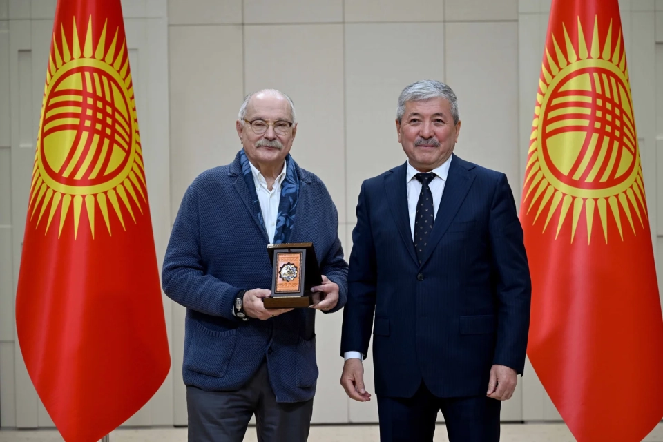 The Head of the Cabinet of Ministers of the Kyrgyz Republic presented Nikita Mikhalkov with the "Dostuk" Order