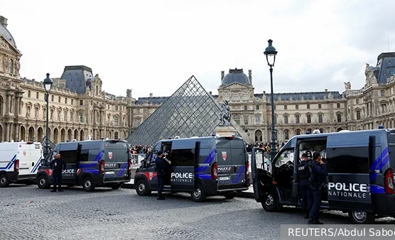 Ограбление Лувра совершили мелкие преступники из пригорода Парижа – прокуратура Франции