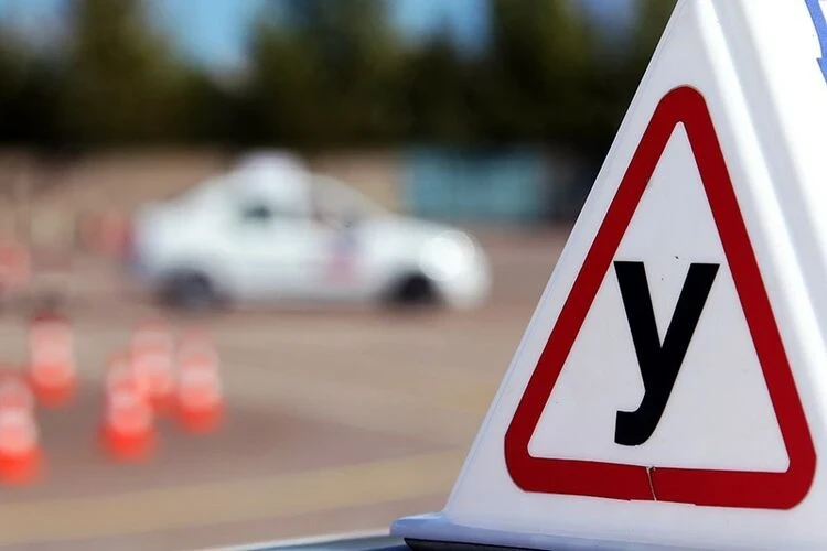 Успеть до января. В автошколах аврал, люди массово записываются на вождение