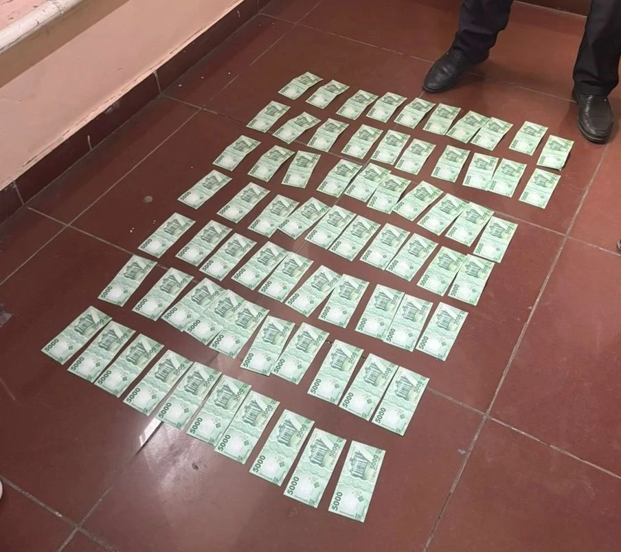 В Оше задержан адвокат при получении взятки