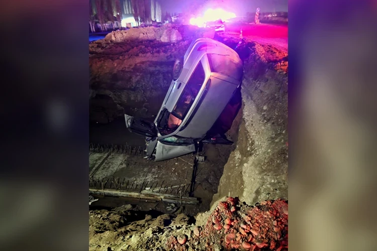 На объездной дороге в яму, не огражденную лентами, упала машина