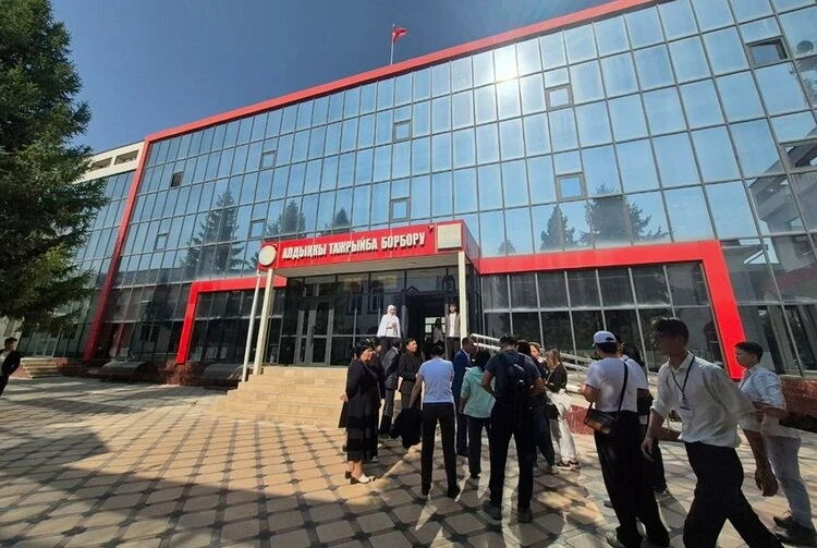 ОшГУ колледжинде халаттар гана эмес, келечекти да тигишет