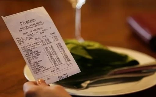 ГНС уточнила правила указания платы за обслуживание в общественном питании