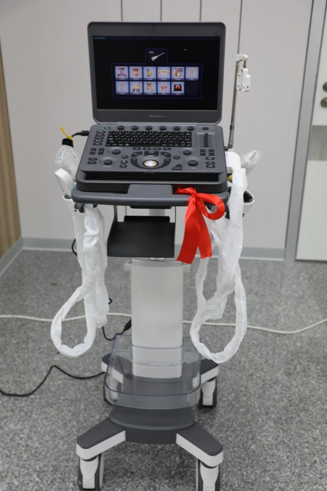 Камчыбек Ташиев НЦОМиДге 35,1 млн сомдук медициналык жабдууларды тапшырды