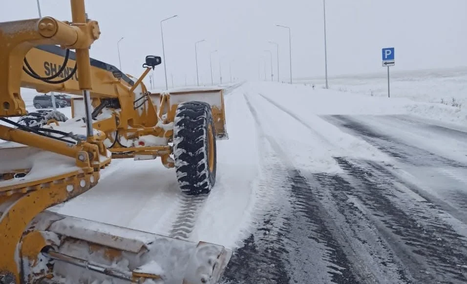 На перевалах Тоо-Ашуу и Ала-Бел сохраняются ограничения для движения грузовиков