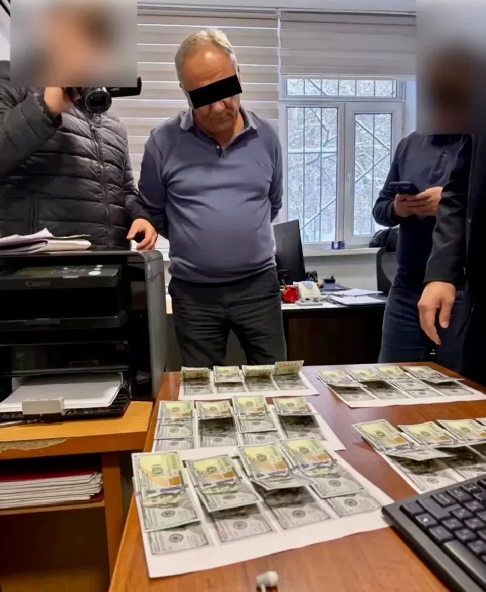 ГКНБ Кыргызстанда Минстрой жана МЧС инспекторлорун пара алып жатканда кармады