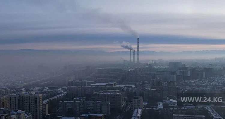 Центр Бишкека и частный сектор на севере накрыло смогом
